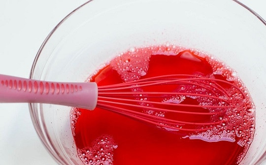 1. Этап. Творожно-желейный торт: 2. Тщательно перемешайте и оставьте минут на 5-10. Параллельно взбейте творог с сахаром (можно сделать десерт и без сахара, например), а отдельно взбейте сливки.