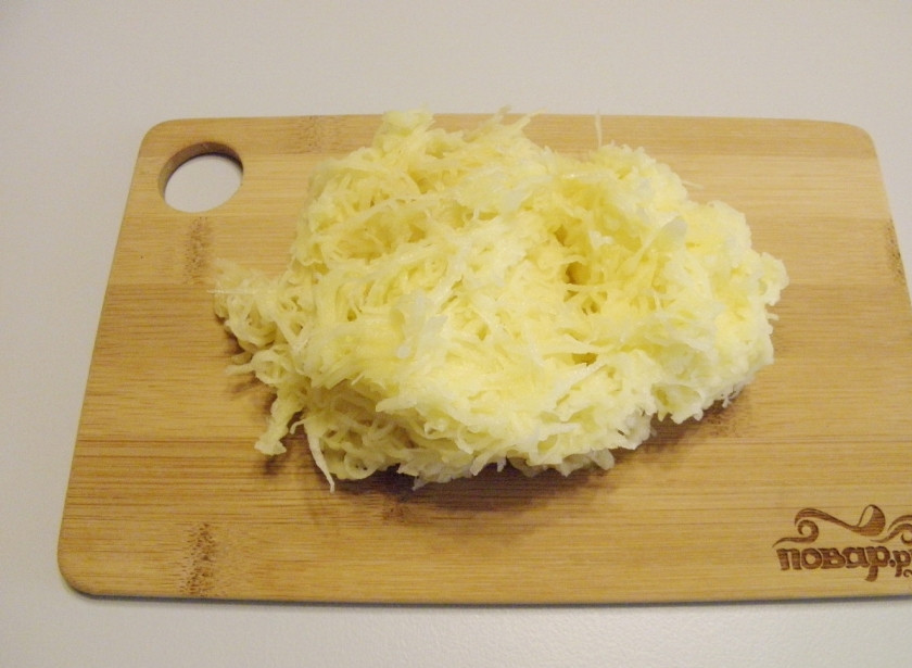 1. Этап. Постные котлеты из гречки: Очистите картофель. Натрите его на мелкой терке, отожмите руками от сока.