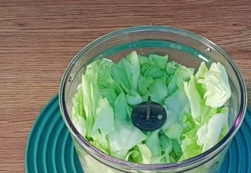 1. Этап. Аппетитная закуска из кабачков и индейки: 9. Затем кладем в чашу, кусочки капусты 100 г и еще раз измельчаем блендером.