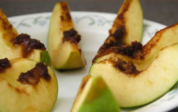 1. Этап. Запеченные яблоки с корицей: Закрываем яблоко кусочками которые выполняют роль крышки, заворачиваем в фольгу и ставим в духовку. Выпекать 15-20 минут при температуре 350 ° F (духовка), если вы готовите в грили - 10 минут.