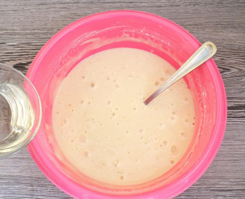 1. Этап. Пирог Три молока: По краю чаши влейте масло с водой. С помощью ложки (лопатки) размешайте тесто в одном направлении. Как только тесто станет однородным, перемешивать больше не следует.