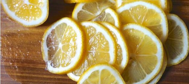 1. Этап. Варенье из киви на зиму: Лимоны нарезаем кольцами.