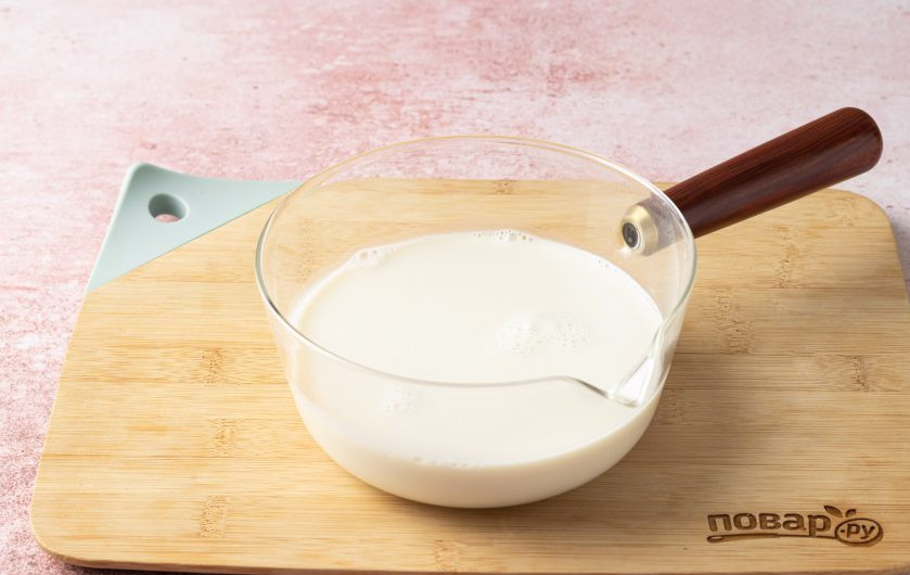 1. Этап. Молокочай с имбирем: Молоко доведите почти до кипения в ковшике.