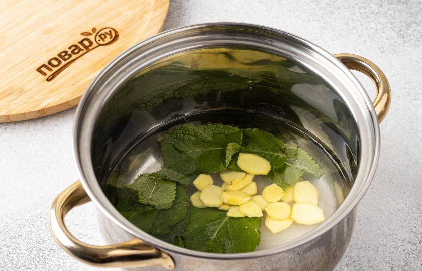 1. Этап. Лимонно-имбирный лимонад: В кастрюлю влейте 250 мл. воды, добавьте мяту и сахар. Доведите до кипения на небольшом огне и проварите 5 минут. Добавьте нарезанный имбирь, затем снимите с огня и дайте настояться 10 минут под крышкой.