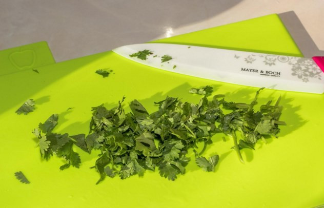1. Этап. Салат Лолло росса: Нарежьте зелень кинзы.