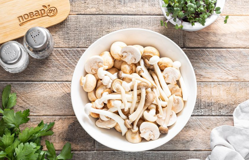 1. Этап. Грибной суп в банках на зиму: Грибы промойте и обсушите. Крупные грибы можно нарезать на ломтики среднего размера. У меня грибы маленького размера, поэтому я просто их разделяю и оставляю целыми.