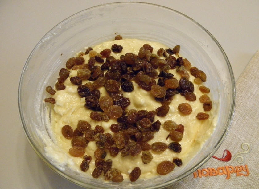 1. Этап. Кексики творожные с изюмом: Изюм переберите, залейте кипятком и оставьте на пару минут. Потом воду слейте, а изюм добавьте в тесто. Всё перемешайте. Включите духовку на 180 градусов.