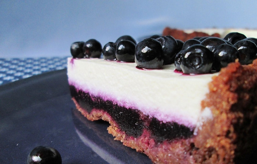 1. Этап. Чизкейк со свежими ягодами: 12. Достаю пирог, украшаю его цельными ягодами черники, отправляю после остывания в холодильник на несколько часов. Приятного аппетита!