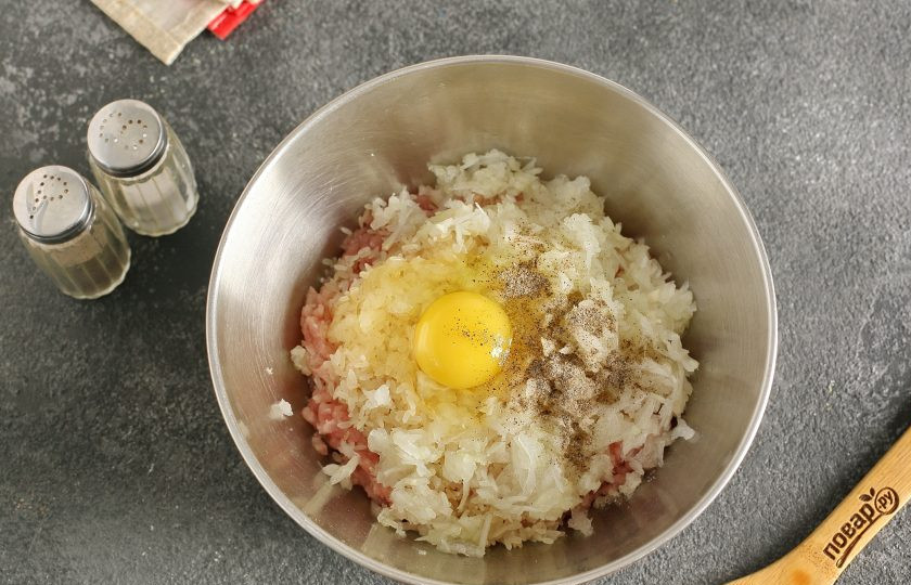 1. Этап. Ежики из индейки с рисом: Добавьте промытый рис, тертый на крупной терке лук, яйцо, соль и специи по вкусу.