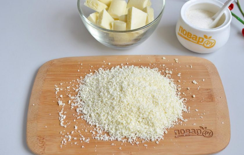 1. Этап. Пасха с белым шоколадом: Половину белого шоколада натрите на мелкой терке, половину оставьте для глазури.