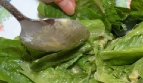 1. Этап. Салат Цезарь слоеный: Листья салат вымыть, обсушить и выложить на блюдо. Равномерно полить соусом.