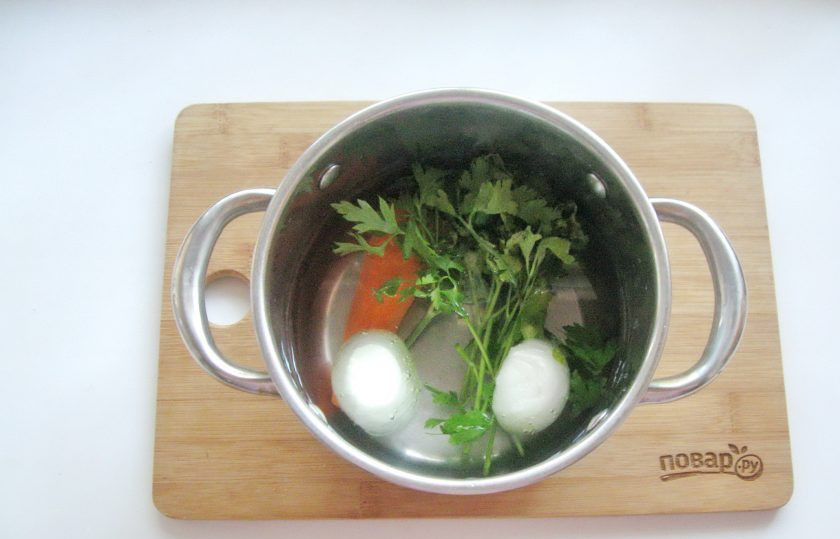1. Этап. Заливное из минтая: Налейте воду и варите овощи 20 минут.