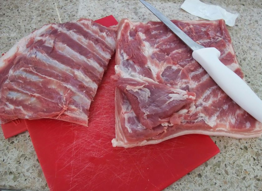 1. Этап. Засолка сала в рассоле: 1. Первым делом подготовьте сало: вымойте его и поскоблите кожицу, оботрите салфетками.