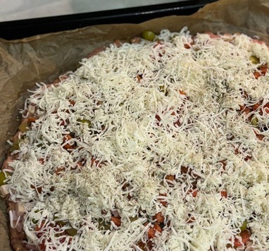 1. Этап. Очень мясная пицца-запеканка: Сверху посыпаем щедро сыром, натертым на мелкой терке. Для пикантности вкуса, сверху сыра я еще добавила итальянские травы