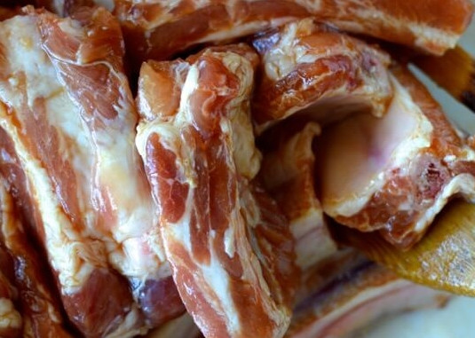 1. Этап. Свиные ребрышки в кисло-сладком соусе: Свиные ребрышки нарезаем порционными кусочками. Для маринада смешиваем: кетчуп, мед, горчицу, соль, сахар, соевый соус, немного воды и сок половинки лимона. Окунаем ребрышки в приготовленный соус и оставляем мариноваться на 1 час.