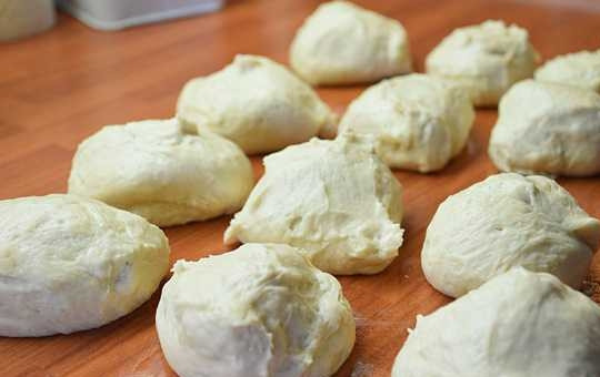 1. Этап. Пирожки, тающие во рту: 12. Когда тесто подошло, разделите его на небольшие кусочки.