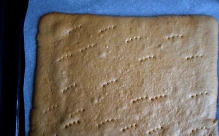 1. Этап. Медовое пирожное с начинкой: Разогрейте духовку до 180 градусов, выпекайте коржи в течение 5 минут. Ориентируйтесь по своей духовке.