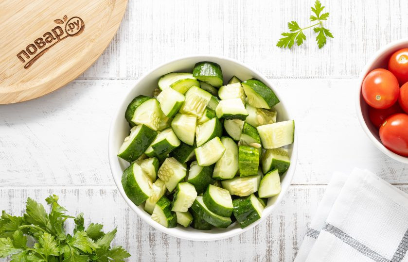 1. Этап. Огуречник: Огурцы помойте, обсушите и порежьте на ломтики среднего размера или кубики.
