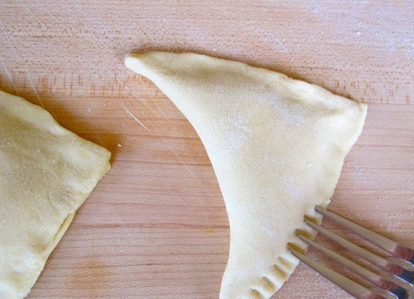 1. Этап. Слойки из бездрожжевого теста с сыром: 5. С помощью вилки залепите аккуратно края.