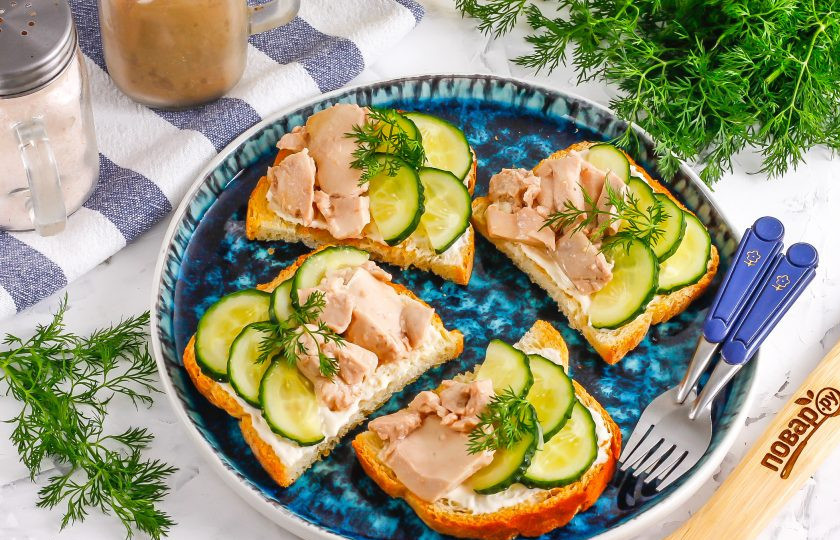 1. Этап. Брускетты с печенью трески: Украсьте закуску свежим укропом или петрушкой, сразу же подавая к столу. Чем дольше закуска на столе, тем менее хрустящей будет хлебная основа.