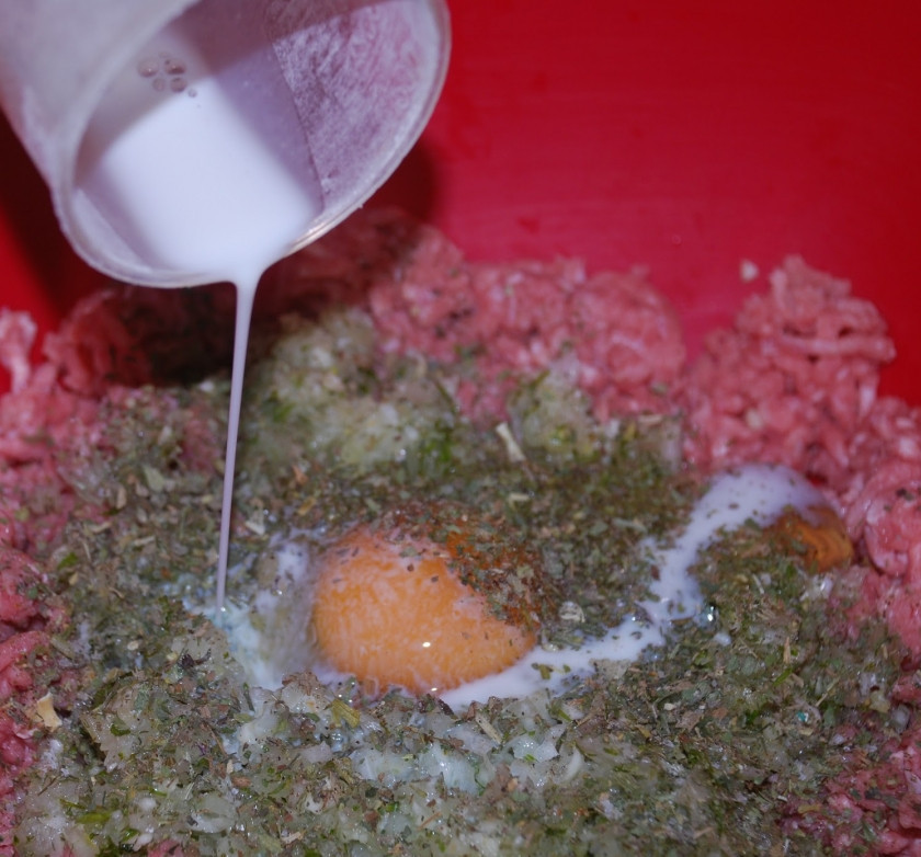 1. Этап. Люля-кебаб в аэрогриле: Потом специи. Смешайте молоко с крахмалом и тоже добавьте.