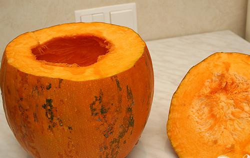 1. Этап. Тыква по-итальянски: 1. Приготовим тыкву. Разрезаем и вычищаем содержимое тыквы.