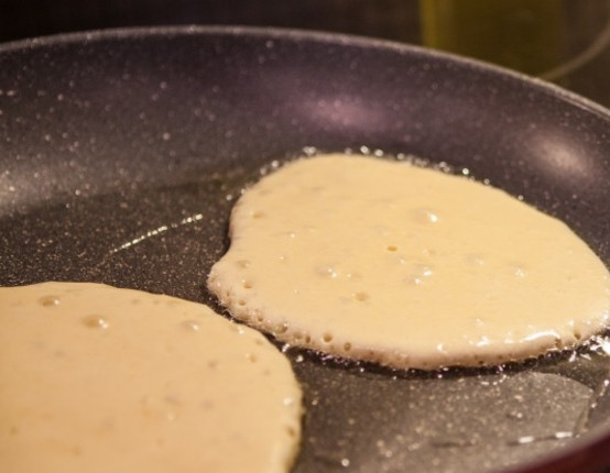 1. Этап. Оладьи на топленом молоке: Влейте в сковороду немного масла и начинайте выкладывать оладьи (примерно по столовой ложке на одну).