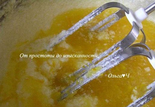 1. Этап. Апельсиновые кексы с яблоками: Добавьте свежевыжатый апельсиновый сок и цедру апельсина (у меня на фото без цедры, но с ней ароматнее), хорошо взбейте.