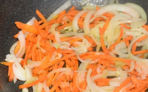 1. Этап. Азу из индейки в сметанном соусе: На горячую сковороду наливаем масло, кладём лук и морковь, обжариваем на среднем огне до полу-мягкости (около 5 минут).