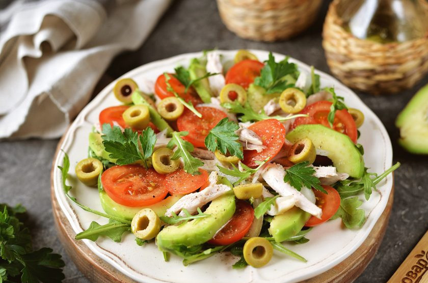 1. Этап. Салат с курицей, авокадо и рукколой: Вкусный и полезный салат с курицей, авокадо и рукколой готов. Подавайте к столу сразу же после приготовления.