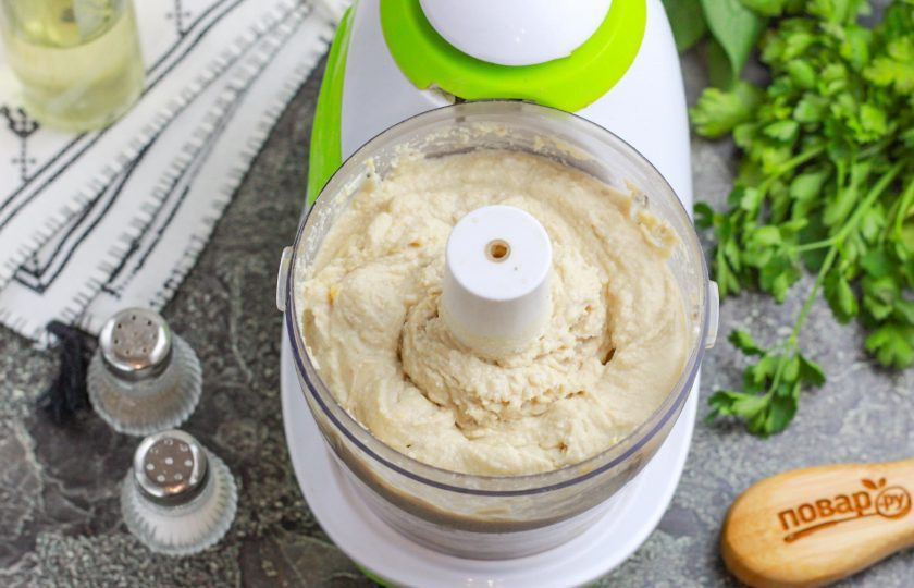 1. Этап. Селедочное масло классический рецепт: Измельчите все содержимое емкости в пюреобразную массу в течение 3-4 минут на пульсирующем режиме.