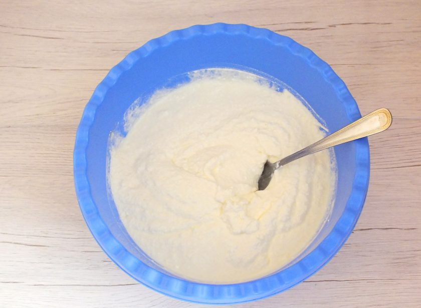 1. Этап. Лаваш с творогом в мультиварке: Тщательно размешайте. Масса должна получиться консистенции густой сметаны.