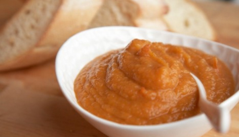 1. Этап. Кабачковая икра с уксусом: 4. А если вы заготавливаете на зиму, тогда в горячем виде раскладываем по стерильным банкам, в каждую наливаем сверху уксус, и закрываем стерильными крышками. А зимой достаем — и подаем!