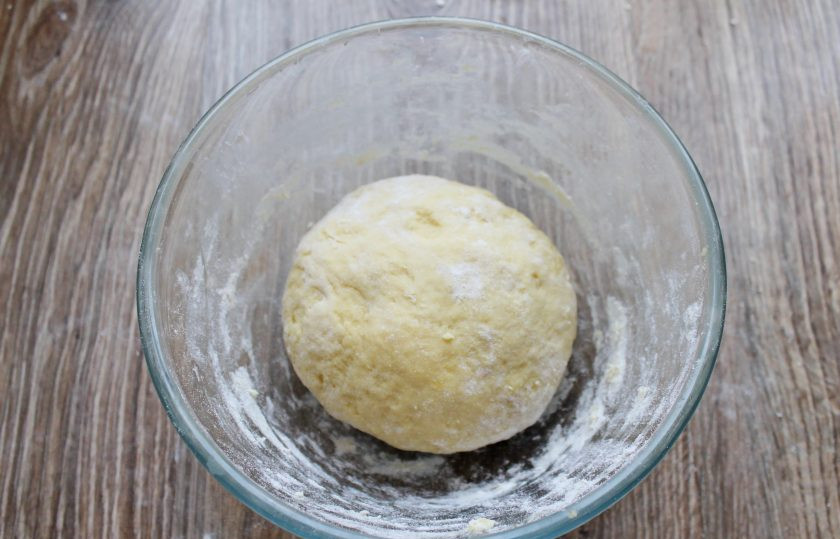 1. Этап. Рогалики с нутеллой: Замесите мягкое, не липкое и гладкое тесто. Выложите его в глубокую миску, накройте.