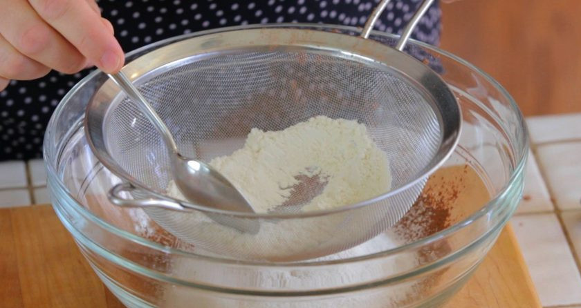 1. Этап. Маффины Двойной шоколад: 1. Для начала в глубокую миску просейте оба вида муки и какао.