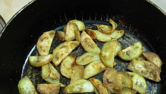 1. Этап. Мясо с баклажанами в мультиварке: Обваляйте кусочки баклажанов в муке и обжарьте на растительном масле.