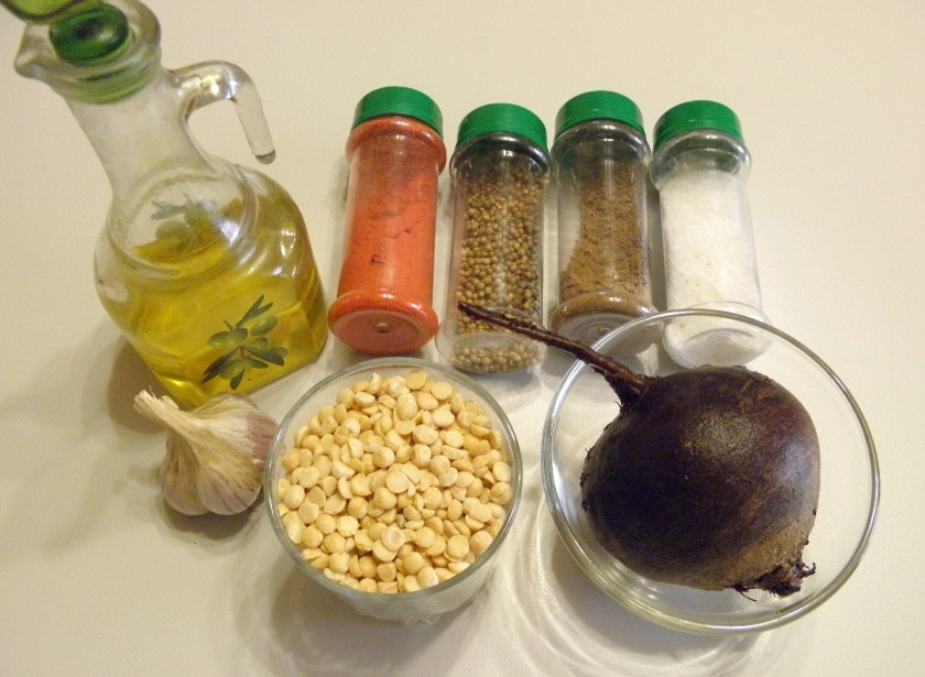 1. Этап. Постная колбаса: Приготовьте продукты для колбасы. Специи можно пока отложить, они понадобятся в самом конце. Также нужен блендер и пластиковая бутылка не большого диаметра или пищевая пленка.