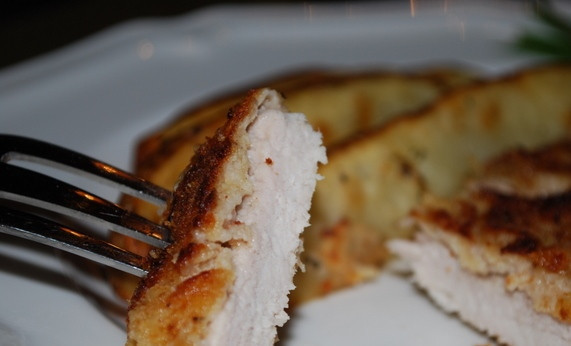 1. Этап. Отбивные в сметане: 5. Вкус отбивных всегда потрясающий, а когда они предварительно замаринованы, то их вкусовые качества увеличиваются в разы. В сухарях они получаются еще лучше.