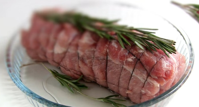 1. Этап. Мясной рулет с клюквой: 5. Смажьте форму маслом, выложите рулет и обложите его розмарином. Заверните фольгой и выпекайте час при температуре 180 градусов. Время от времени поливайте рулет выделившимся соком.