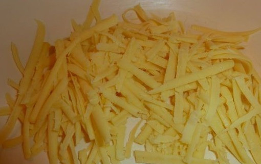 1. Этап. Капустные оладьи в духовке: 2. Тем временем можно приступить к тесту. Сыр натереть на терке и выложить в глубокую мисочку.