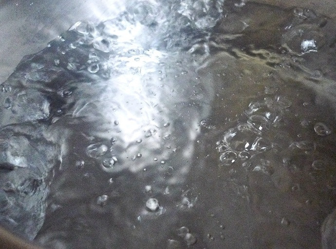 1. Этап. Спагетти с чесноком и петрушкой: 1. В кастрюле доведите воду до кипения, посолите ее.