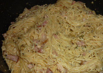 1. Этап. Паста карбонара в мультиварке: 5. Когда макароны размякнут, - перемешаем их аккуратно. Затем переводим в режим 