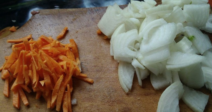 1. Этап. Говядина в густом томатном соусе: 2. Нарежьте лук и морковь, добавьте к мясу. Жарьте при постоянном помешивании до золотистого цвета мяса.