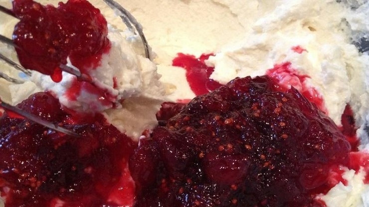 1. Этап. Бланманже творожное: К творогу влейте оставшееся молоко и сахар, а также сметану. Смесь взбейте венчиком или миксером. Потом добавьте ягодную смесь. Перемешайте.