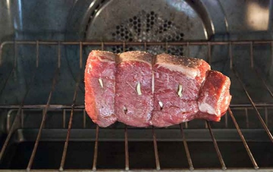 1. Этап. Вкусный рецепт говядины: Духовку разогрейте до 190 градусов, натрите мясо маслом, солью и перцем. Отправьте кусок в духовку на решетку.