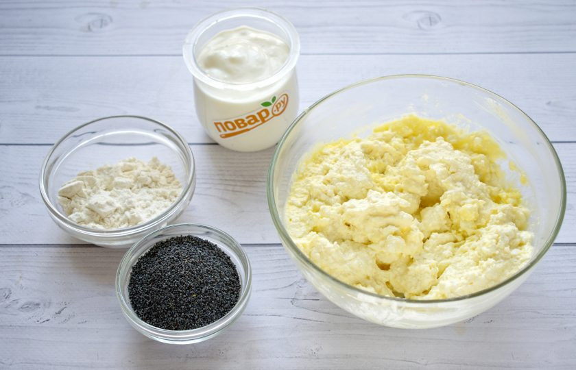 1. Этап. Запеченные ленивые вареники: Творог, яйцо, сахар (2 ст. л.) перемешайте. Добавьте муку, перемешайте до однородности.