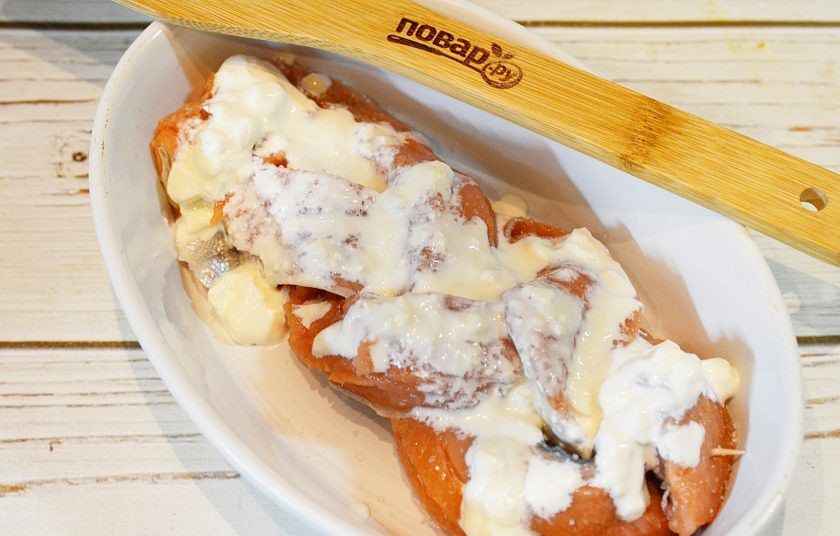 1. Этап. Горбуша в микроволновке: 4. Выложите на рыбу сметану или полейте сливками.