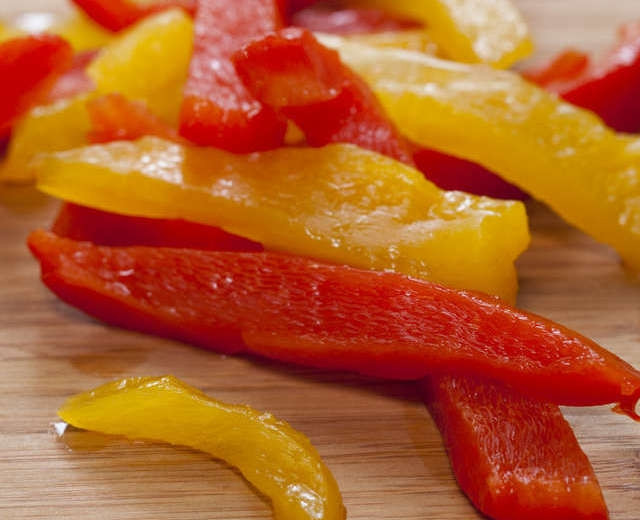 1. Этап. Салат по-тоскански: Сладкий перец запечь в духовке или на гриле, сложить в пакет и плотно закрыть. Через 5 минут вынуть, снять кожицу и удалить семена.