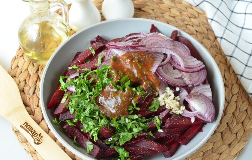 1. Этап. Свекла по-грузински: Добавьте соль, перец, растительное масло.