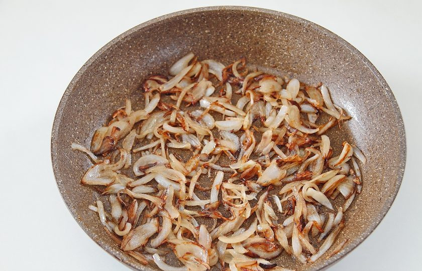 1. Этап. Простая пицца с луком: 7. Для начинки нарежьте лук кольцами или перьями и обжарьте до полной готовности. Добавьте в конце соль по вкусу и соевый соус.